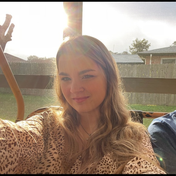 Meet your Posher, Hannah - Picture 2 of 4